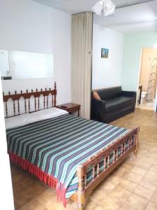 1 dormitorio con 1 cama grande y 1 sofá en Departamento en Mar Del Plata en Mar del Plata