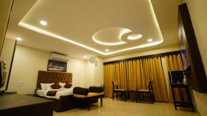 una camera da letto con un letto e un soggiorno di New Hotel Suhail a Hyderabad