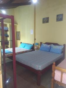 um quarto com 2 camas e um beliche em Suíte Aconchegante em Caraguatatuba
