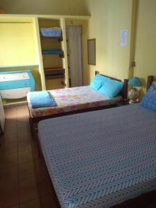 a bedroom with two beds in a room at Suíte Aconchegante in Caraguatatuba