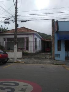 um sinal de stop numa rua em frente a um edifício em Suíte Aconchegante em Caraguatatuba