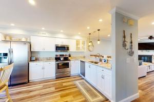 una cucina con armadietti bianchi ed elettrodomestici in acciaio inossidabile di 2436 Stono Watch a Charleston Altre 25 foto