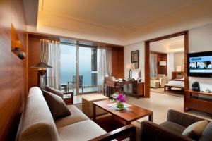 TV a/nebo společenská místnost v ubytování Pullman Oceanview Sanya Bay Resort & Spa