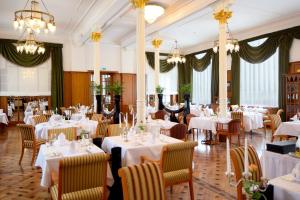 A restaurant or other place to eat at Das Palmenwald Schwarzwaldhof, BW Signature Collection