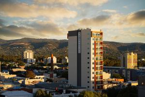 widok na miasto z wysokim budynkiem w obiekcie Toms Court Hotel w mieście Adelaide