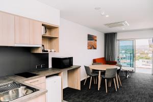 Kuchyň nebo kuchyňský kout v ubytování Toms Court Hotel