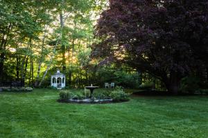 um parque com um gazebo e uma fonte na relva em Inn on Putney Road em Brattleboro