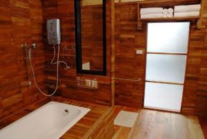 un baño con bañera y ducha en Boutique Raft Resort, River Kwai, en Sai Yok 44 fotos más