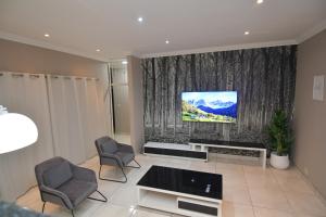 Una televisión o centro de entretenimiento en Upmarket Villa with pool & lush garden