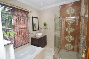 Kopalnica v nastanitvi Upmarket Villa with pool & lush garden