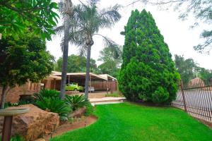 Vrt pred nastanitvijo Upmarket Villa with pool & lush garden