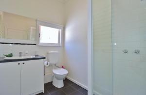 Un baño con inodoro, lavabo y ducha. en McKenzie House, en Healesville 12 fotos más