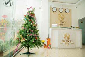 ein Weihnachtsbaum in einem Wohnzimmer mit einem Weihnachtsbaum sidx sidx sidx in der Unterkunft Napoly Hotel in Vũng Tàu