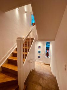uma escada com grades brancas numa casa em City Apartment Ochtrup - NETFLIX - WALLBOX em Ochtrup