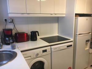 A kitchen or kitchenette at Nice Flat -200m Center-2 Baths- 3 Bedrooms 5pers