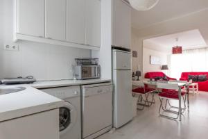 A kitchen or kitchenette at Nice Flat -200m Center-2 Baths- 3 Bedrooms 5pers