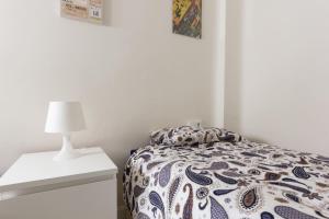A bed or beds in a room at Nice Flat -200m Center-2 Baths- 3 Bedrooms 5pers