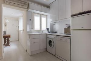 A kitchen or kitchenette at Nice Flat -200m Center-2 Baths- 3 Bedrooms 5pers
