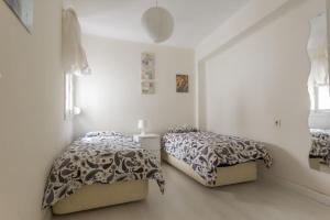 A bed or beds in a room at Nice Flat -200m Center-2 Baths- 3 Bedrooms 5pers