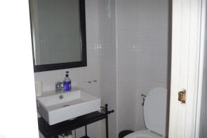 A bathroom at Nice Flat -200m Center-2 Baths- 3 Bedrooms 5pers