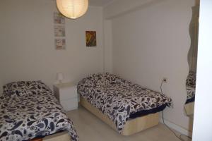 A bed or beds in a room at Nice Flat -200m Center-2 Baths- 3 Bedrooms 5pers