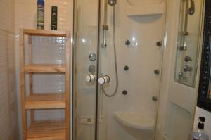 A bathroom at Nice Flat -200m Center-2 Baths- 3 Bedrooms 5pers Még 21 kép