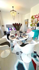 a living room with a table and chairs at Kunst in Bangkok