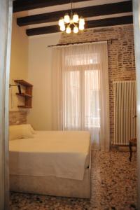 a room with a bed, a lamp, and a window at 3C B&B in Venice