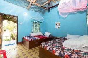 מיטה או מיטות בחדר ב-Piprahar Community Homestay