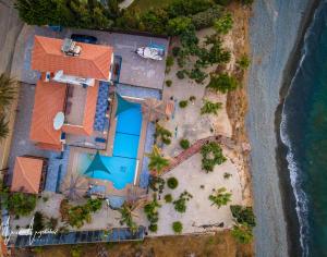 una vista aérea de una casa en la playa en Astrofegia Beachfront Villa, en Pomos