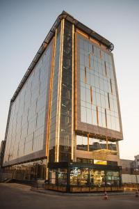 een hoog gebouw met veel ramen bij Bilitom Hotel in Bagdad