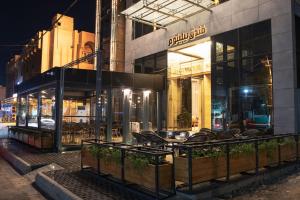 a building on a city street at night at Bilitom Hotel in Baghdād