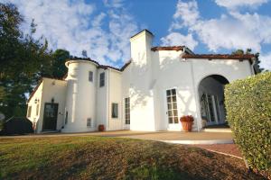 una casa blanca con un arco en The Patrician Hollywood Universal en Pasadena