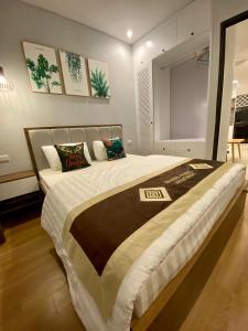 En eller flere senge i et værelse på Khánh Phong Homestay Greenbay Garden Hạ Long