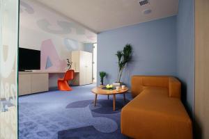 Hotel Oarai Seven Seas(Adult Only) في واراي: غرفة معيشة مع أريكة وطاولة