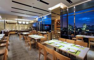 Ресторант или друго място за хранене в Park City Hotel - Luzhou Taipei