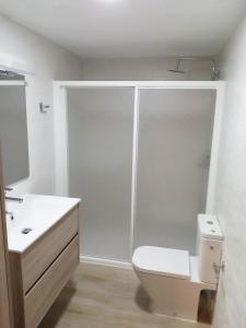 ロザスにあるRosesapparts PortMarの白いバスルーム(トイレ、シンク付)
