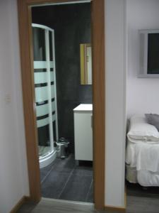 Kylpyhuone majoituspaikassa Hostal Libertad