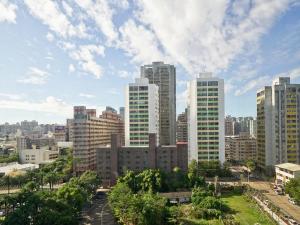 eine Gruppe großer Gebäude in einer Stadt in der Unterkunft The Howard Prince Hotel Taichung in Taichung