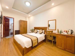 Giường trong phòng chung tại Hồng Tùng Hotel