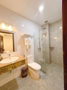 Bilik mandi di Hồng Tùng Hotel