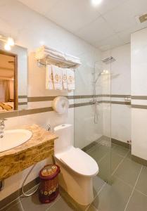 Bilik mandi di Hồng Tùng Hotel
