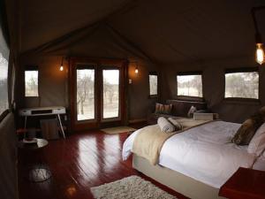 Кровать или кровати в номере Morekuri Safaris