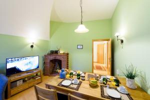 een woonkamer met een eettafel en een televisie bij Ferienwohnungen Burg im Zwinger in Goslar