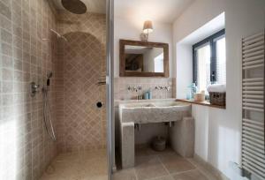 a bathroom with a sink and a shower at Le Clos des Songes in Saint-Léon-sur-Vézère