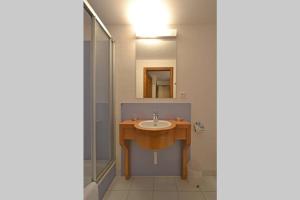 een badkamer met een wastafel en een spiegel bij Concorde 224 in Verbier