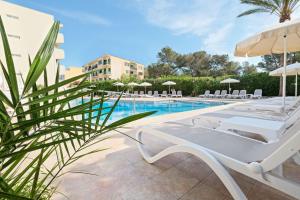 The swimming pool at or close to azuLine Hotel Bahamas y Bahamas II