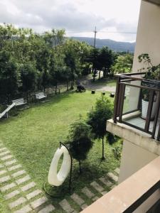 un balcone con vista sul parco di un edificio di Mei Jung B&B a Zhixue