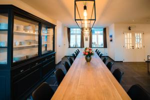 une salle à manger avec une grande table et des chaises dans l'établissement Maison de Juelle, à Middelkerke