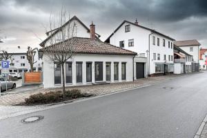 ein weißes Gebäude an der Straßenseite in der Unterkunft Ferienhaus Kopf in Bad Buchau in Bad Buchau